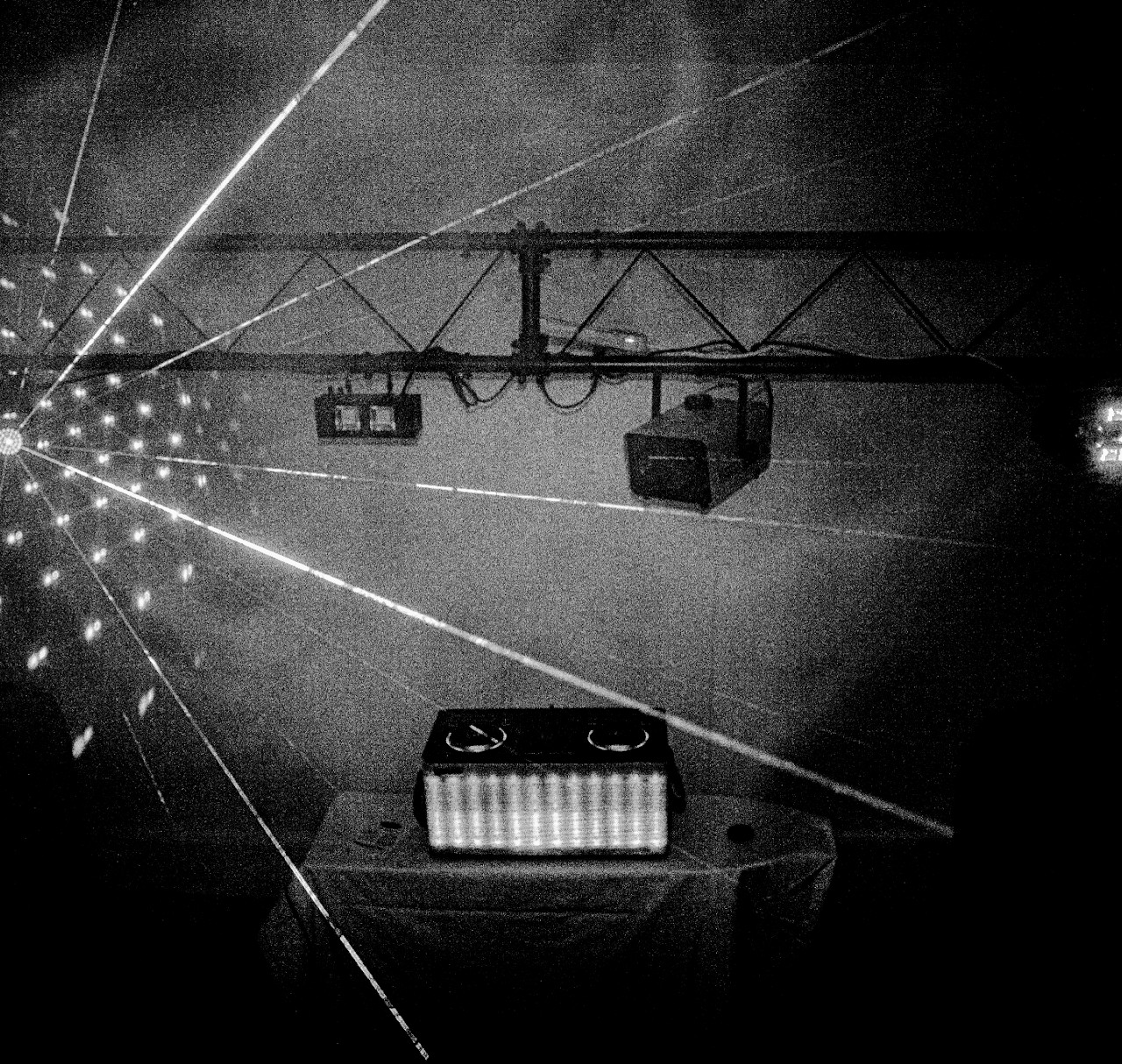 Estructura de truss con láseres en un evento