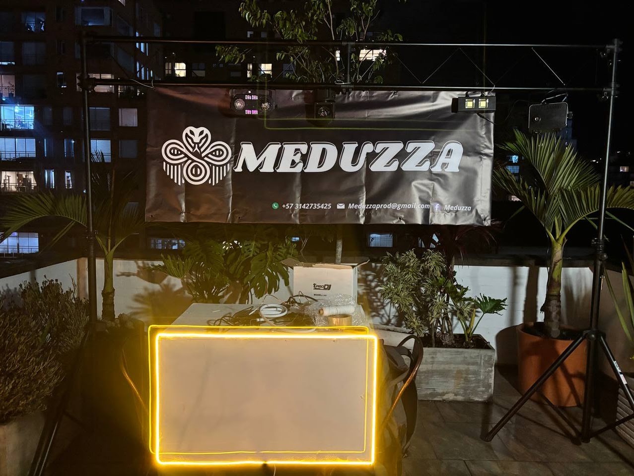 Tarima y estructura de montaje para un evento